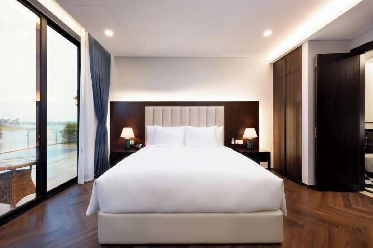 Minibar, in-room safe, desk, laptop workspace