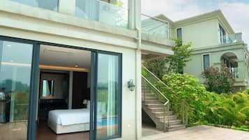Hồ bơi ngoài trời, mở cửa từ 6:00 đến 22:00, ghế dài tắm nắng