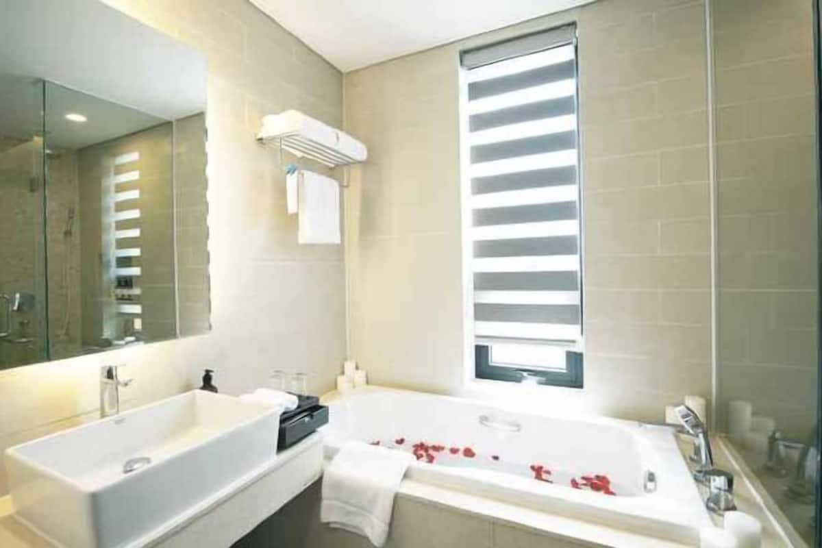 Salle de bain | Baignoire et douche séparées, douche cascade