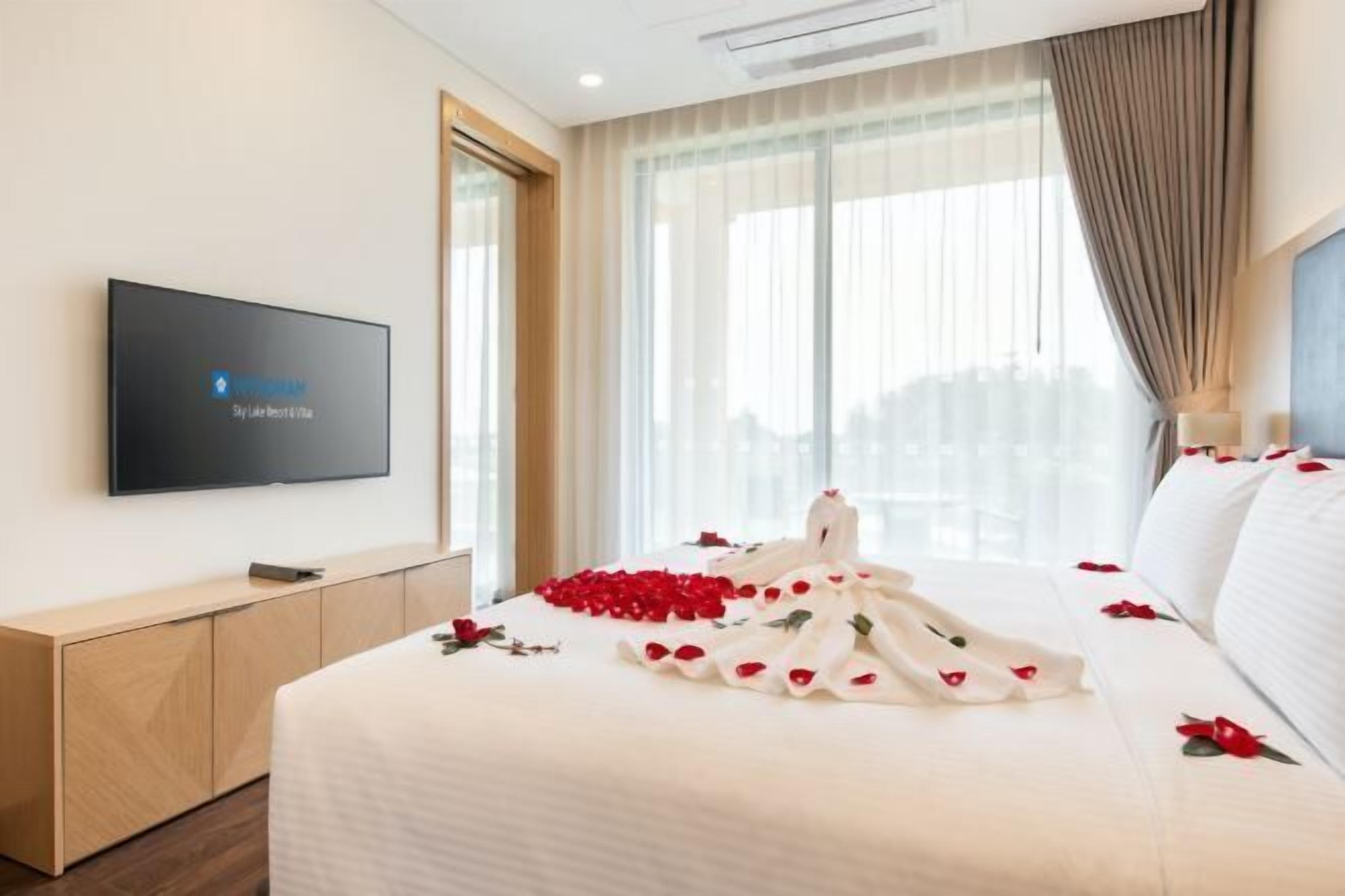 Minibar, pengeskab på værelset, skrivebord