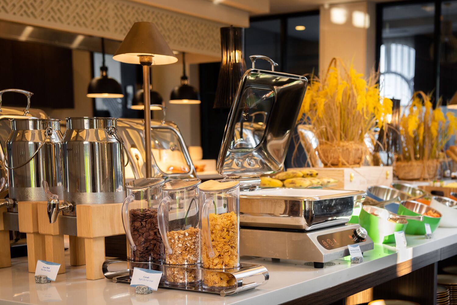 Un bufé con diversos alimentos y una máquina de café.