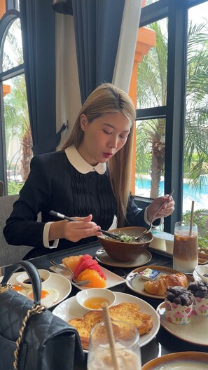 Frokost med lokale retter er inkludert hver dag