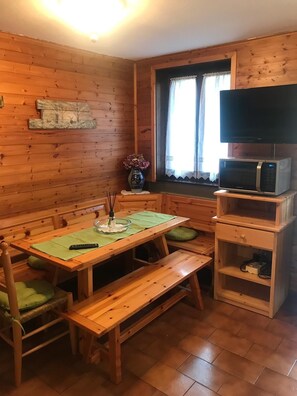 Dining - Ideal studio apartment for two people in a private house on the ground floor (Livigno)