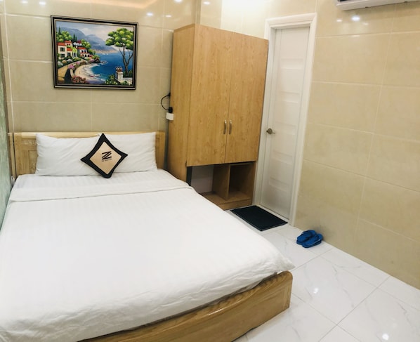 Deluxe Double Room | Minibar, individually decorated, individually furnished, desk