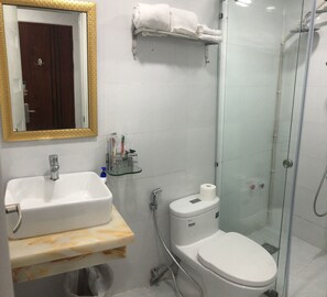 Habitación cuádruple familiar | Baño | Ducha, artículos de higiene personal gratuitos y secador de pelo