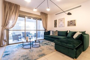 Een televisie, boeken en een kantoor