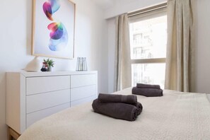 1 slaapkamer, een bureau, een strijkplank/strijkijzer, reisbedje