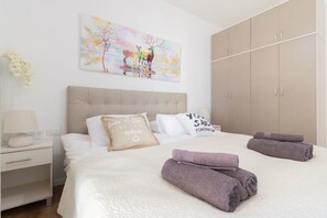 1 chambre, bureau, fer et planche à repasser, lit parapluie