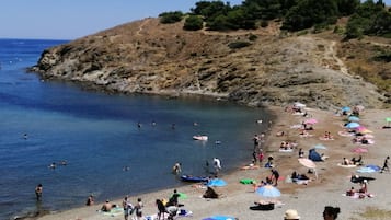 Vlak bij het strand, ligstoelen