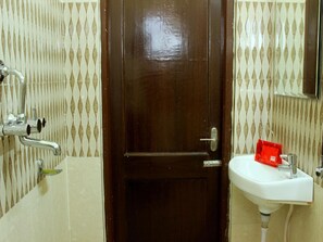 Bathroom - OYO Rooms Hiran Magri Sector 13 (Udaipur)