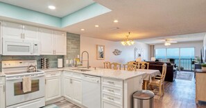 Frigorifero, microonde, forno, piano cottura