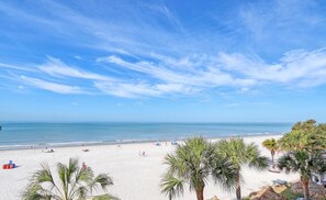 Am Strand, Liegestühle, Sonnenschirme, Strandtücher