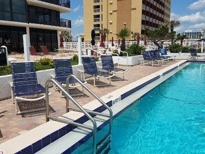 Een verwarmd zwembad