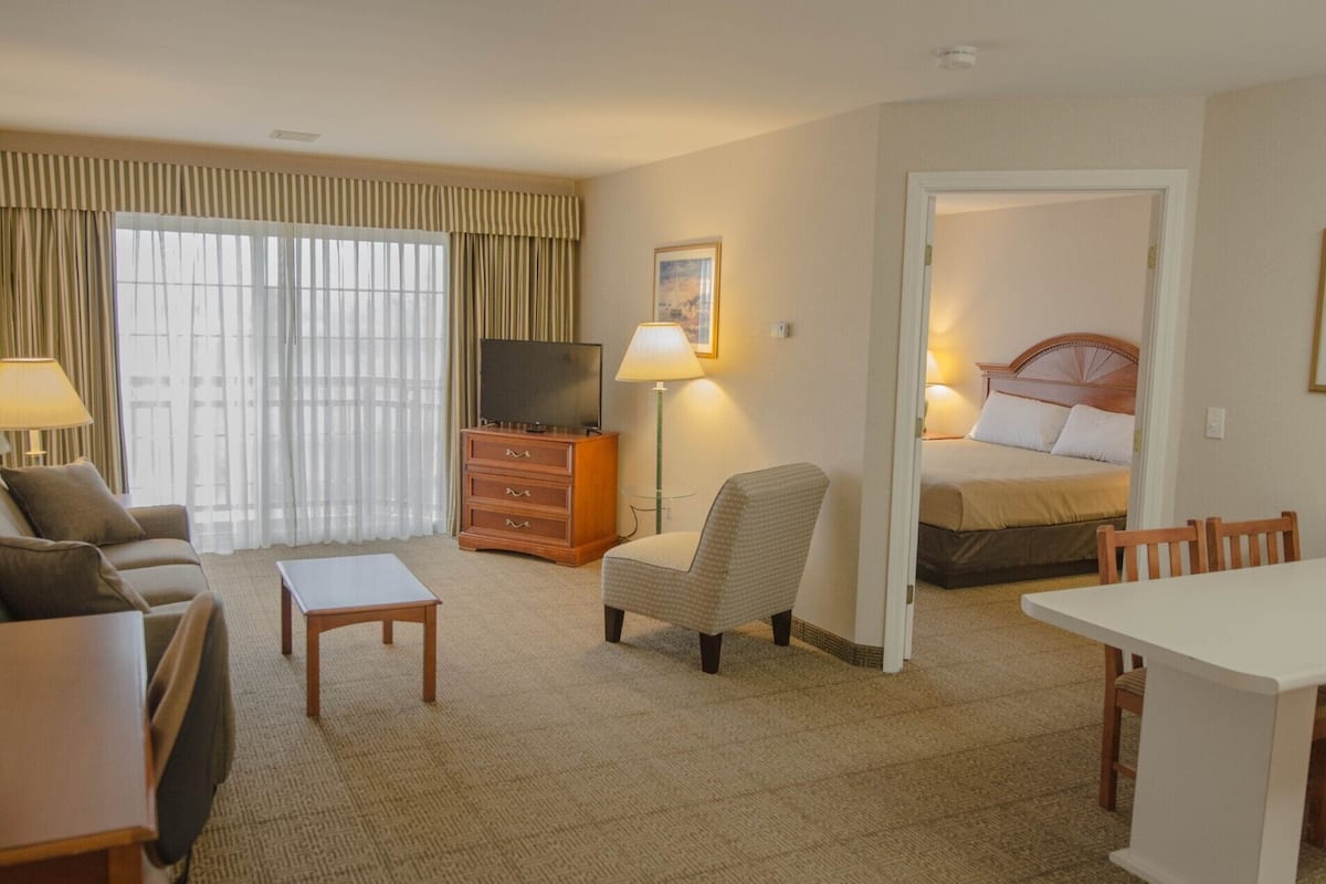 Suite Confort | 1 habitación, escritorio, wifi gratis y ropa de cama