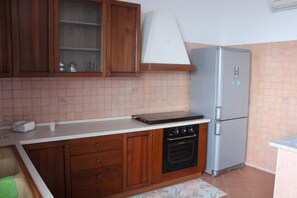 Kühlschrank, Mikrowelle, Wasserkocher mit Kaffee-/Teezubehör