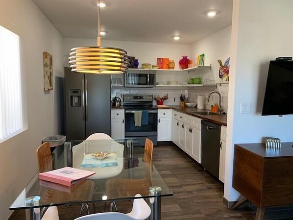 Refrigerador, microondas, horno y parrilla de estufa 