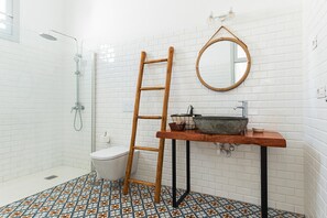 Regadera, amenidades de baño ecológicas, secadora de cabello, toallas