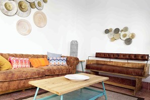 Fernseher, Tischfußball, Bücher