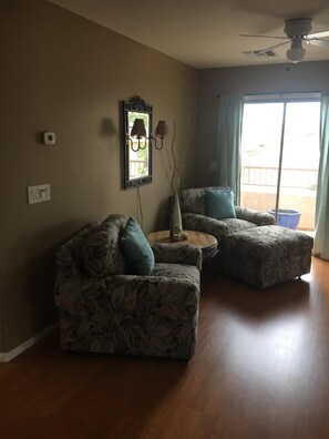 TV, DVD player - Stunning 3 BDRM Maricopa House (Maricopa)