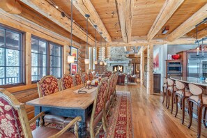 Maison, Plusieurs lits (HILLTOP HIDEAWAY) | Cuisine privée | Réfrigérateur, four à micro-ondes, surface de cuisson, lave-vaisselle