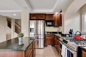 ثلاجة، ميكروويف، فرن، موقد طهي مسطح