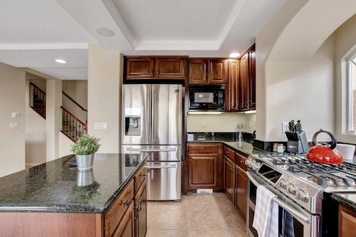 Pool/Spa-15 min from ✈️ & strip. Smart TVs Close to shopping 🍔 freeway, Costco