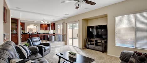 TV connectée, cheminée, livres