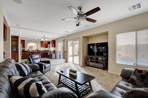 Pool/Spa-15 min from ✈️ & strip. Smart TVs Close to shopping 🍔 freeway, Costco