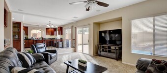 Pool/Spa-15 min from ✈️ & strip. Smart TVs Close to shopping 🍔 freeway, Costco