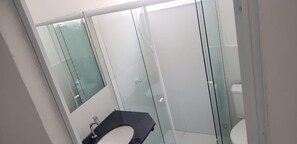 Shower, towels, toilet paper - Pousada Jwf Barequeçaba (São Sebastião)