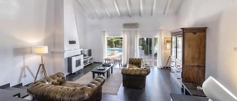 Televisión, chimenea y estéreo