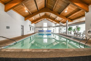 Condo com design assinado, 2 quartos, lareira, vista para o pátio (Quicksilver 1626) | Fachada