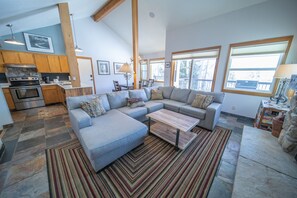 Appartamento Signature, 2 camere da letto, caminetto, vista cortile (Quicksilver 1626) | Area soggiorno | TV 40 pollici con canali via cavo, caminetto, lettore DVD