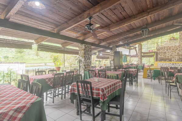 Breakfast and lunch served - OYO Hotel Coyopolan (Xico)