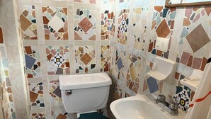 Shower, towels, soap, shampoo - OYO Hotel Coyopolan (Xico)