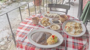 Free daily continental breakfast - OYO Hotel Coyopolan (Xico)