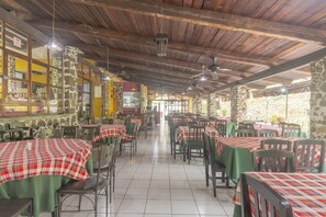 Breakfast and lunch served - OYO Hotel Coyopolan (Xico)