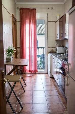 ميكروويف، غسالة أطباق، ماكينة لصنع القهوة/الشاي، محمصة خبز