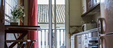 Microwave, dishwasher, coffee/tea maker, toaster