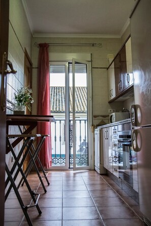 ميكروويف، غسالة أطباق، ماكينة لصنع القهوة/الشاي، محمصة خبز