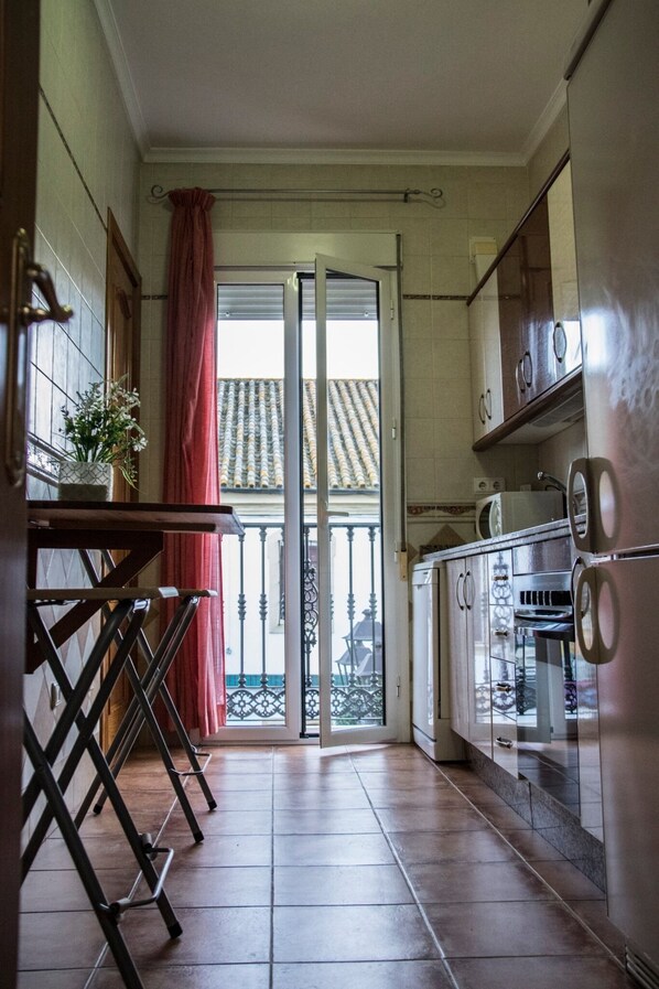 Microwave, dishwasher, coffee/tea maker, toaster