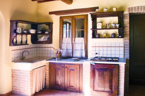 Fridge, oven, stovetop, electric kettle - La Rosa Canina [Tuscany cottage] (Cana)