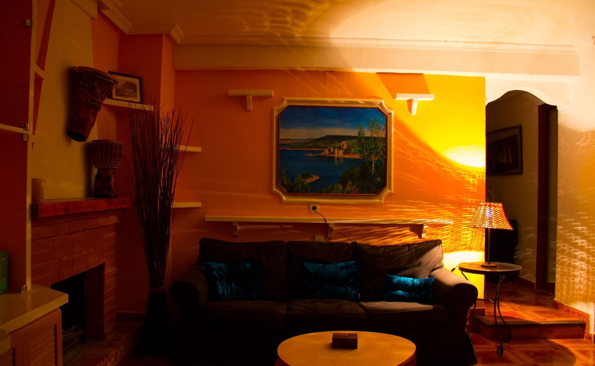 Télévision, cheminée, baby-foot, chaîne hi-fi