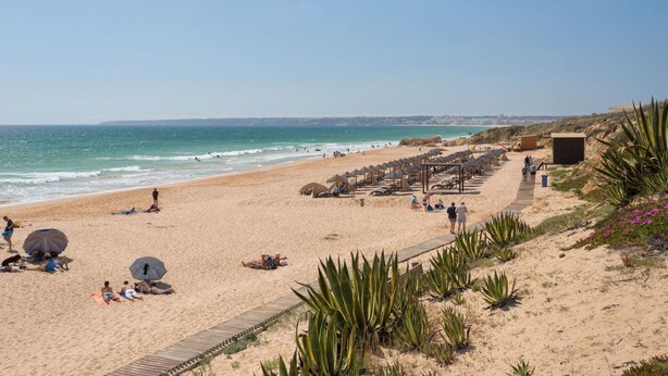 A beach with sun loungers, umbrellas, and a wooden boardwalk. - Stunning private villa for 11 people with private pool, A/C, WIFI, TV and terrace (Galé)