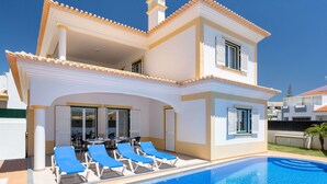 A two-story house with a swimming pool, a covered patio with lounge chairs, and a balcony. - Stunning private villa for 11 people with private pool, A/C, WIFI, TV and terrace (Galé)