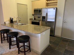Condo Cao cấp, 2 phòng ngủ, quang cảnh bãi biển | Khu vực ăn uống trong ryokan