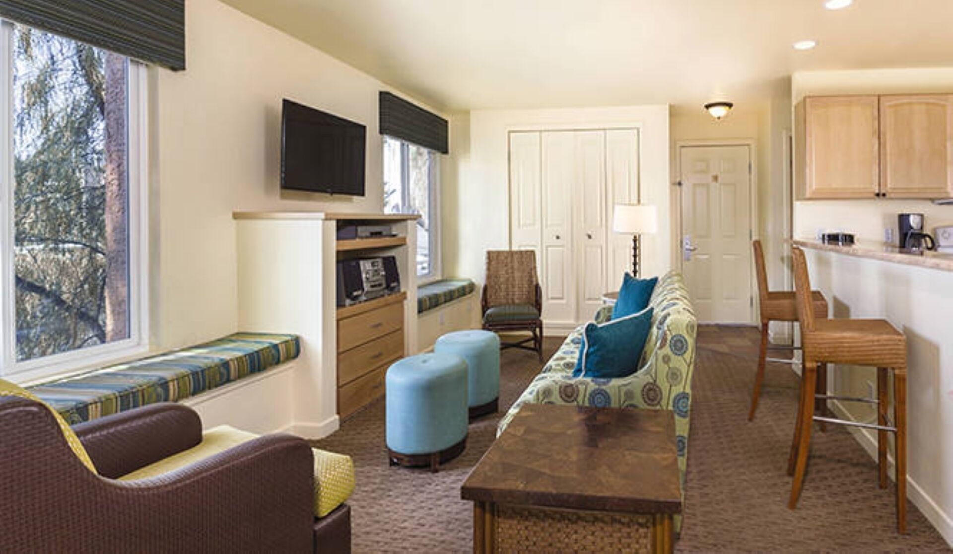 Televisio, DVD-soitin, pöytäjalkapallopöytä, pöytätennispöytä