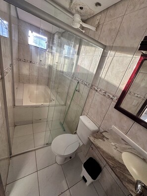 Chambre Triple (Ar condicionado) | Salle de bain | Douche, serviettes fournies