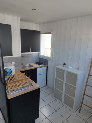 KĂŒhlschrank, Mikrowelle, Herdplatte, Wasserkocher mit Kaffee-/Teezubehör