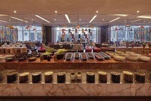 Un buffet proposant une variété de plats et de mets.